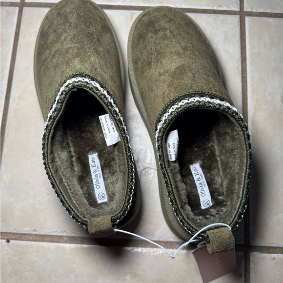 Olivia & Kate New York Sz-9.5 Olive Green Platform Slip-On Shoes NWT - Picture 2 of 4